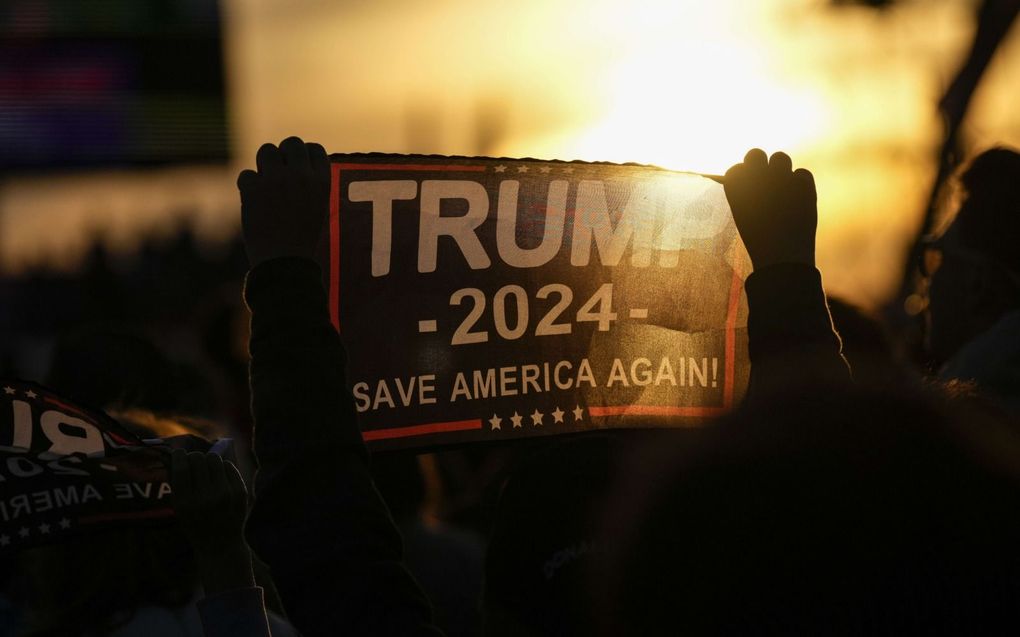 Republikeinse aanhangers wachtten maandagavond in Vandalia in de staat Ohio op de komst van oud-president Donald Trump. beeld AFP, Drew Angerer