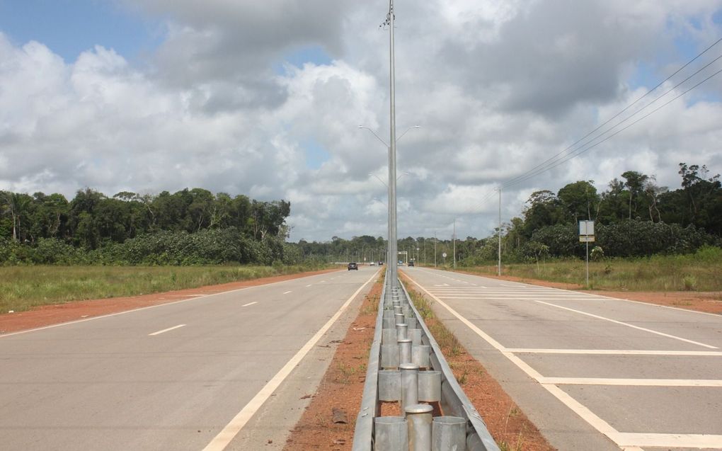 De vrijwel verlaten Desiré Delano Bouterse-highway kan worden toegevoegd aan het lijstje ”witte olifanten” in Suriname. beeld Armand Snijders