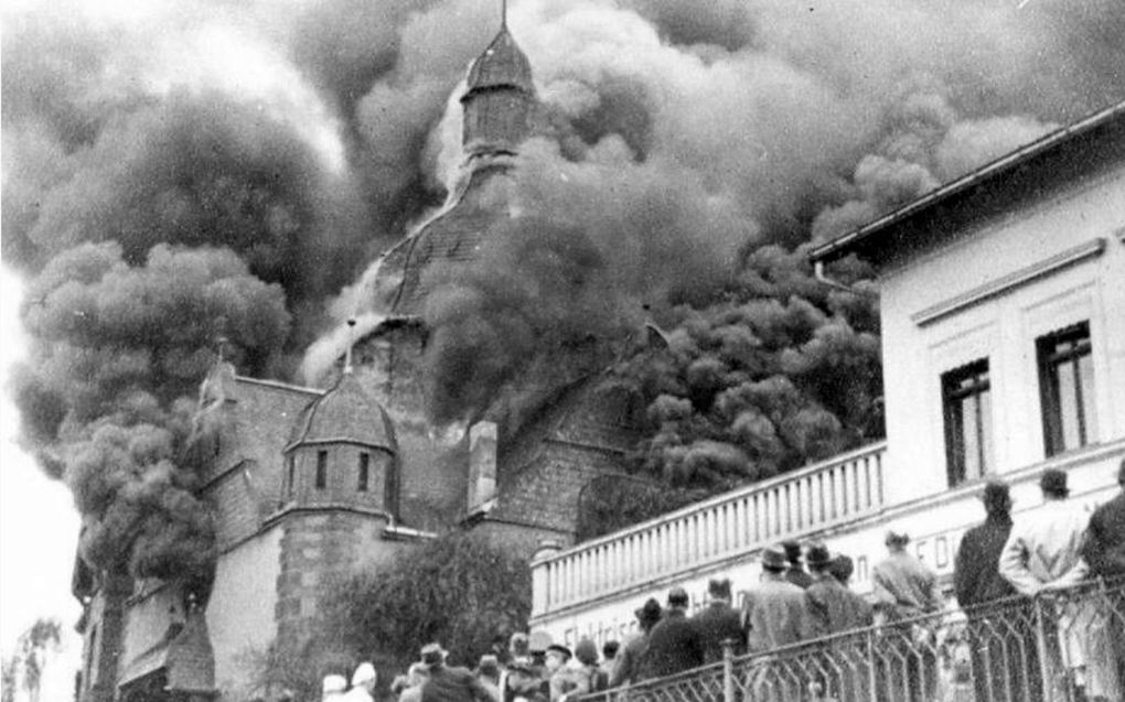 De brandende synagoge in de Duitse stad Siegen. beeld RD