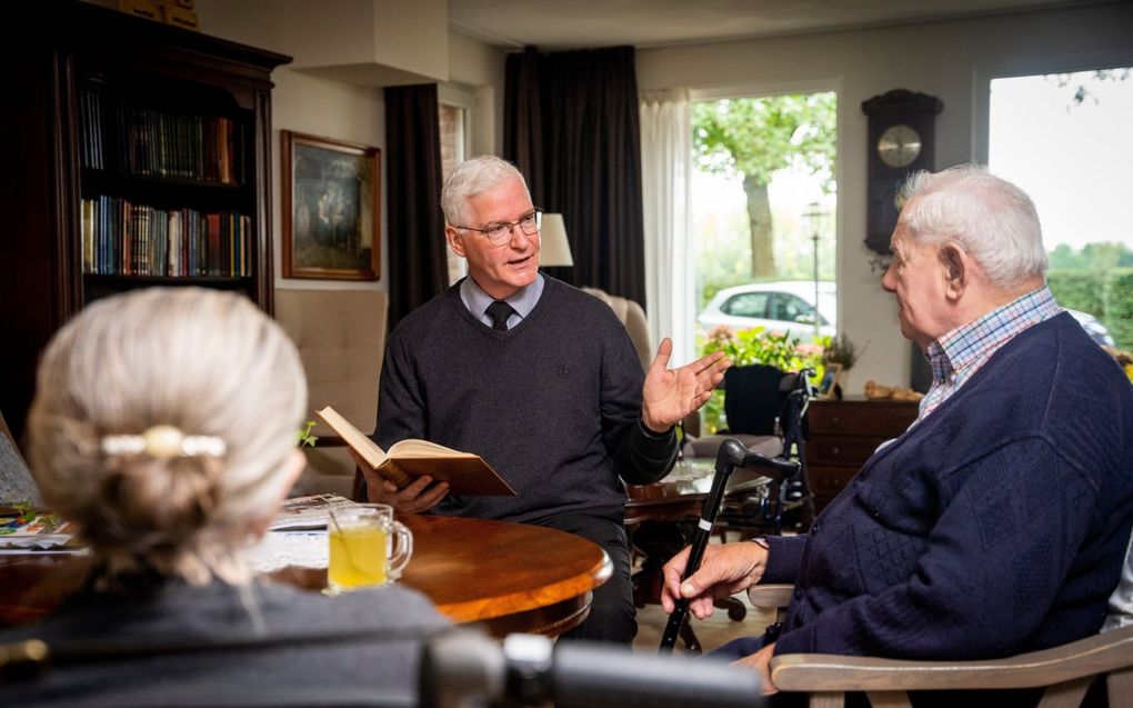 Diaken Philibert (m.) is een van de ambtsdragers die pastorale zorg verleent aan de bewoners van Huize ds. W. H. Blaak in Geldermalsen. beeld Cees van der Wal