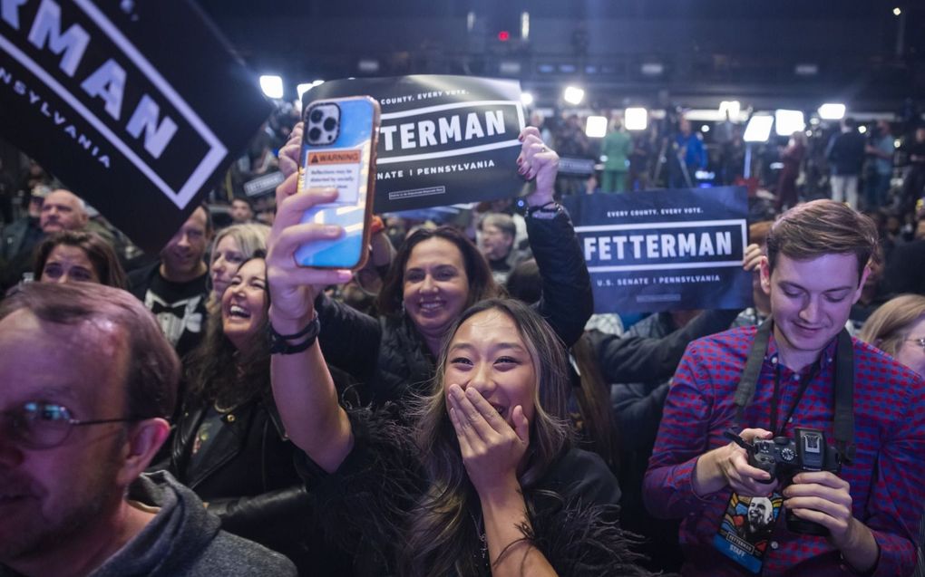 Aanhangers van John Fetterman juichen nadat hij de Republikeinse kandidaat Mehmet Öz heeft verslagen in Pennsylvania. beeld EPA, Jim Lo Scalzo