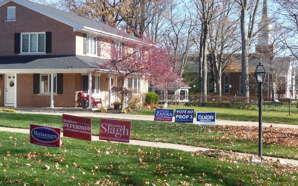 Verkiezingsposters in Zeeland, Michigan. beeld TekstPast