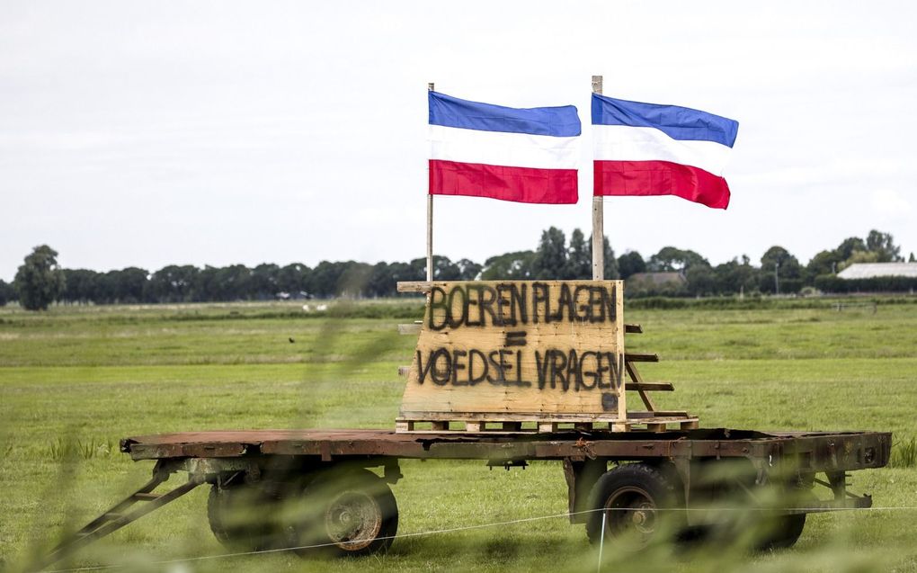 Omgekeerde vlaggen nabij Mijdrecht. beeld ANP, Remko de Waal