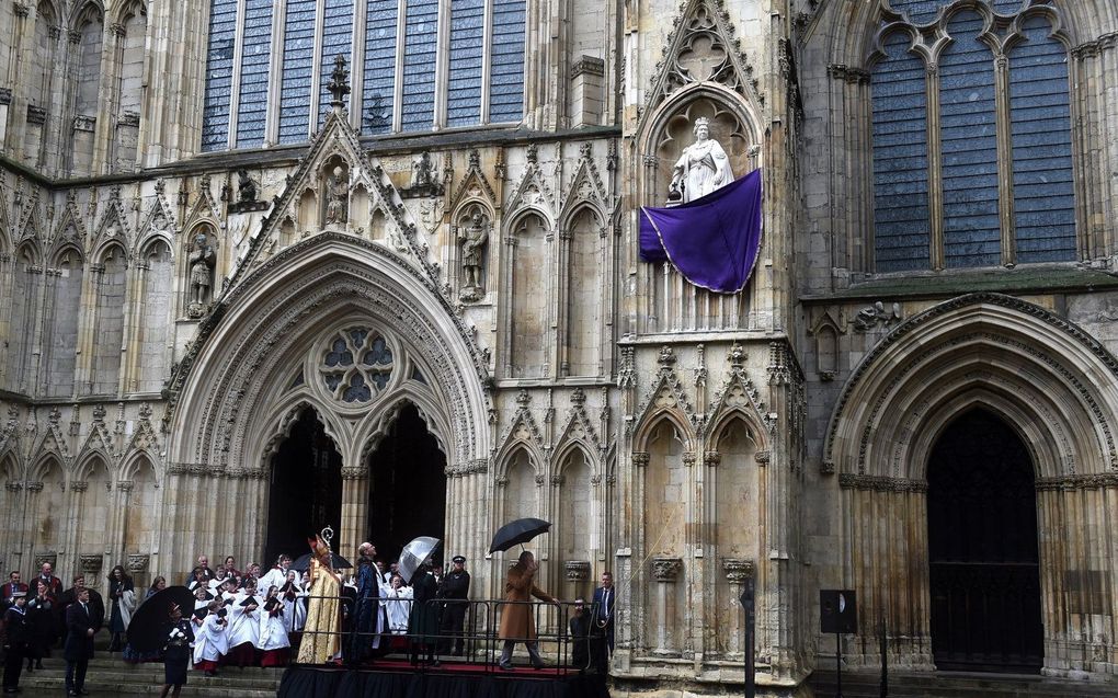 Koning Charles III en zijn vrouw Camilla onthulden woensdag aan de buitenmuur van de kathedraal van de Engelse stad York een standbeeld ter ere van de overleden koningin Elizabeth II. De koning woonde ook een korte dienst bij in de kerk. beeld EPA, Peter Powell