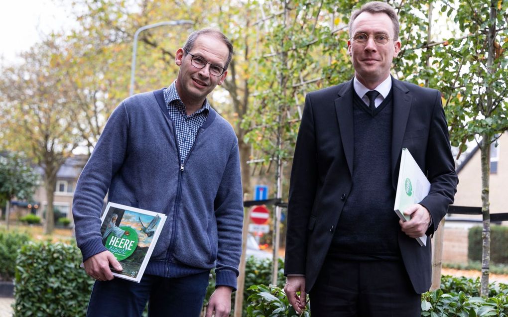 Tekenaar H. van den Brink (l.) en auteur D. J. van Keulen willen met hun verhalen ook kinderen met autisme bereiken. beeld RD, Anton Dommerholt