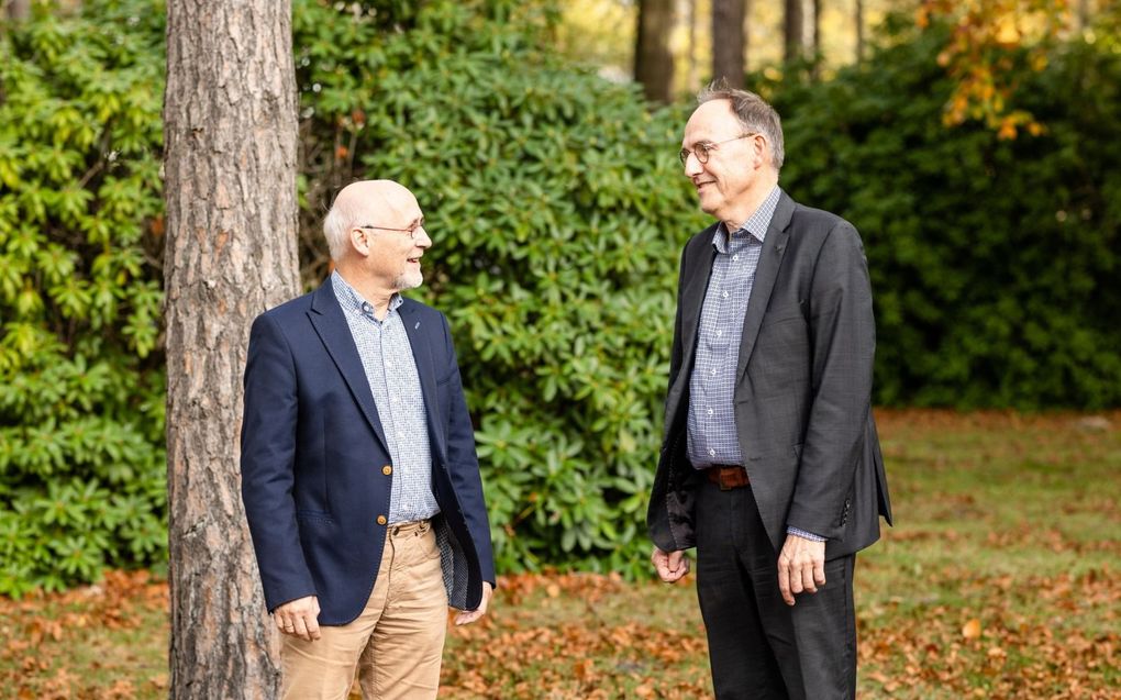 Ds. Henk Room (l.) en mr. Pieter Pel. Pel: „Als mensen straks buiten de kerk komen te staan, zien we dat als een interimfase.”  beeld André Dorst  