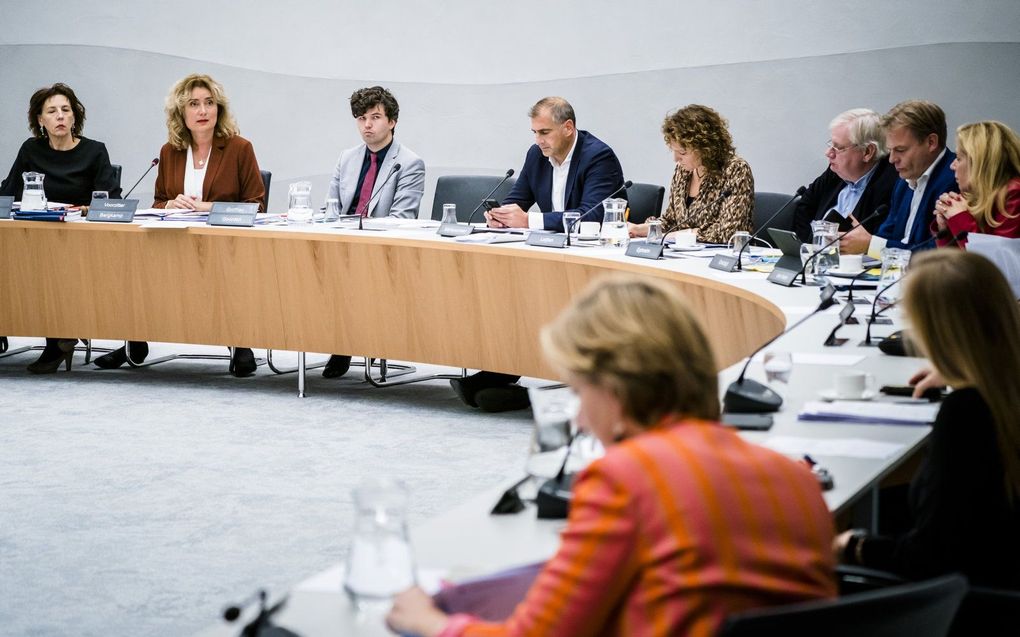 Kamervoorzitter Vera Bergkamp tijdens een bespreking van de commissie voor de Werkwijze in de Tweede Kamer. Er wordt onder meer gesproken over het onderzoek naar anonieme klachten over grensoverschrijdend gedrag door oud-kamervoorzitter Khadija Arib. beeld ANP, Bart Maat