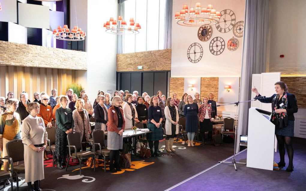 Dr. Hanna Rijken was donderdag in Putten te gast bij de predikantsvrouwencontio van de Gereformeerde Bond in de Protestantse Kerk. De theoloog en musicus nam de vrouwen mee in het thema ”Psallite! Psalmenzang de eeuwen door”. ’s Middags waren er workshops en werd er samen gezongen. beeld RD, Anton Dommerholt