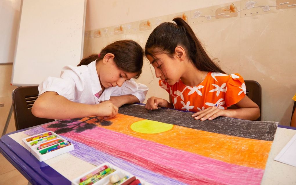 Kinderen en tieners tekenen en schilderen op de naschoolse opvang. En verwerken zo hun traumatische ervaringen.  beeld Jaco Klamer
