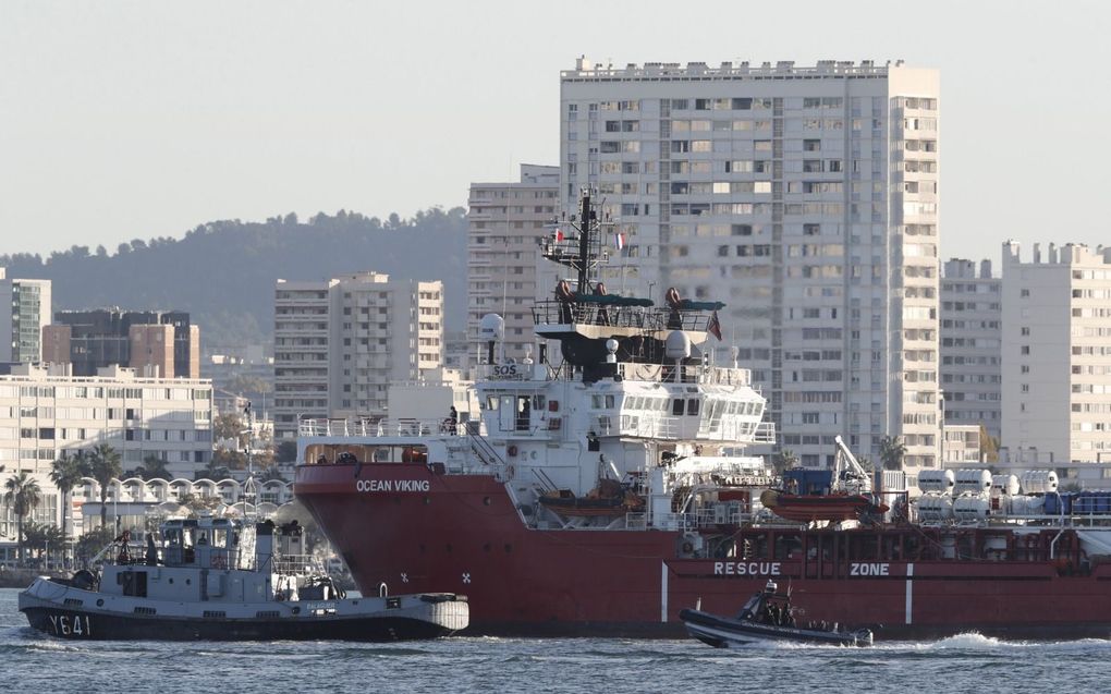 Reddingsschip Ocean Viking voer vrijdagmorgen de haven van de Franse stad Toulon binnen. beeld EPA, Guillaume Horcajuelo