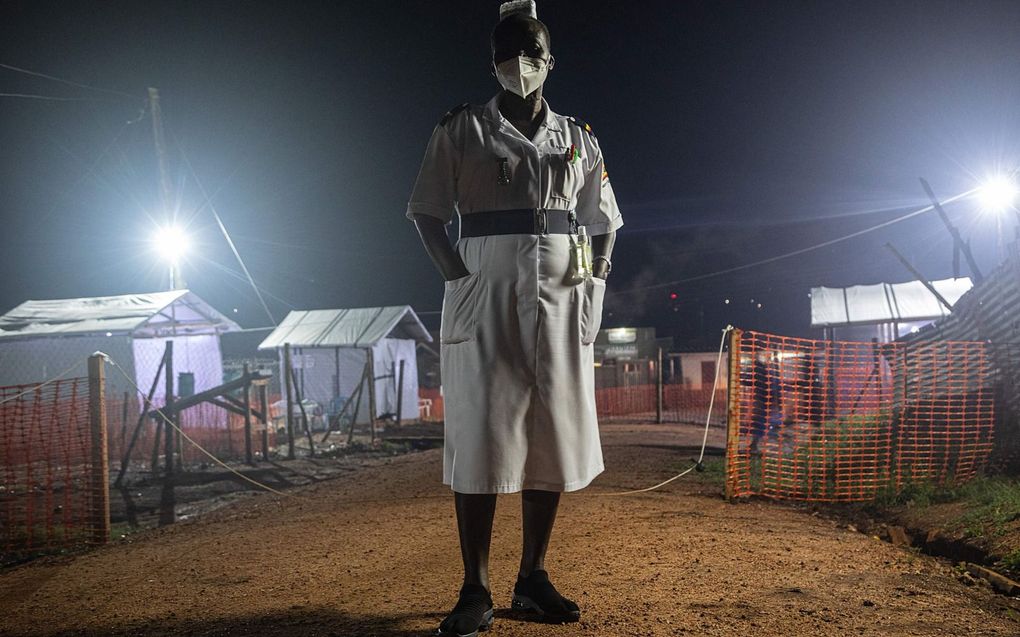 Hoofdverpleegkundige Jane Apunyo bij het ebolabehandelcentrum in de Ugandese stad Mubende, eind oktober. beeld AFP, Badru Katumba