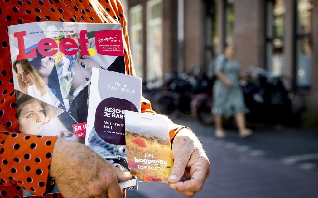 Een waker van Kies Leven bij het Vrelinghuis in Utrecht. Van de abortussen vindt 90 procent in een abortuskliniek plaats. Deze worden volledig via belastinggeld betaald. beeld ANP, Koen van Weel