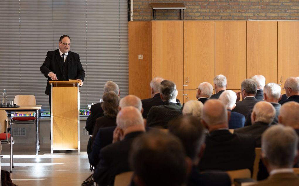 Op de Bondsdag van de Mannenbond van de Gereformeerde Gemeenten sprak op zaterdag 12 november 2022 ds. J. van Rijswijk (l.) over de zekerheid van het geloof. Deze bijeenkomst werd gehouden in één van de zalen van de Bethlehemkerk van de gereformeerde gemeente te Woerden. beeld Martin Droog