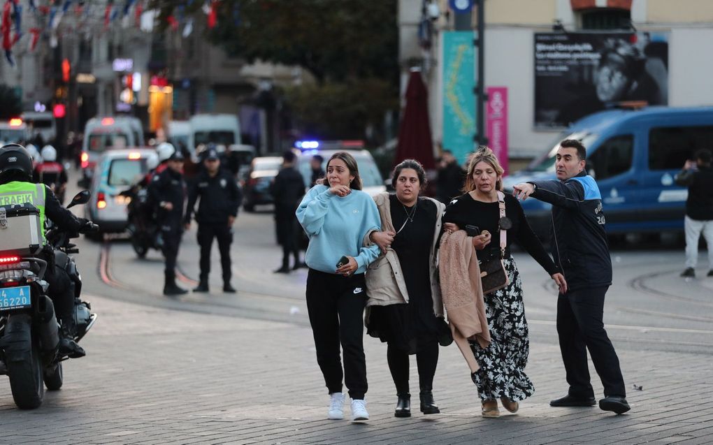 Mensen worden in veiligheid gebracht net na de explosie. beeld EPA, ERDEM SAHIN