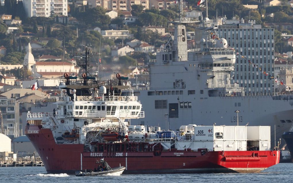 Immigrantenschip Ocean Viking in de haven van Toulon. Frankrijk heeft de 230 immigranten aan boord van het vaartuig opgevangen.  beeld EPA, Guillaume Horcajuelo