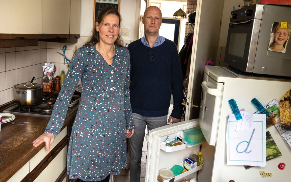 Familie Hulsman heeft geen energieverslindende apparaten zoals een vaatwasser. Ook omdat er geen ruimte voor is. beeld RD, Anton Dommerholt