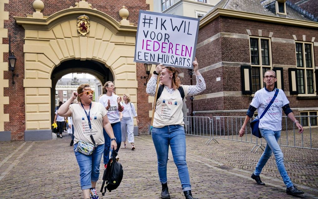 Huisartsen protesteerden in juli op het Binnenhof tegen de hoge werkdruk. beeld ANP, Bart Maat