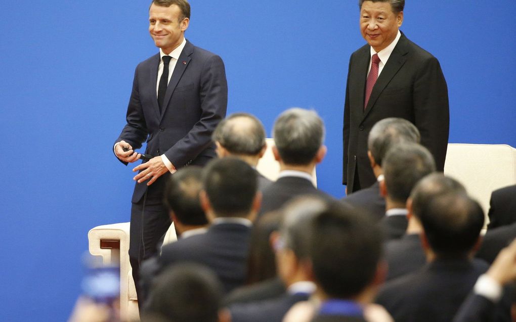 Archiefopname van Xi Jinping (r.) en Emmanuel Macron. beeld EPA, FLORENCE LO