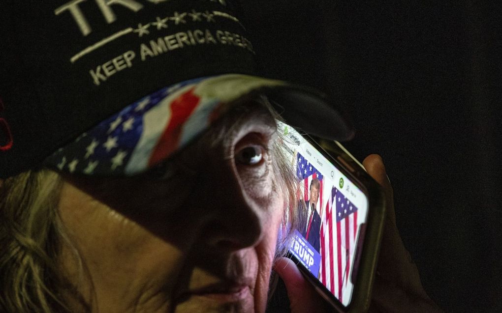 Aanhangers van oud-president Donald Trump luisteren zijn toespraak waarin hij zich voor de verkiezingen van 2024 kandidaat stelt.  beeld EPA, Cristobal Herrera-Ulashkevich