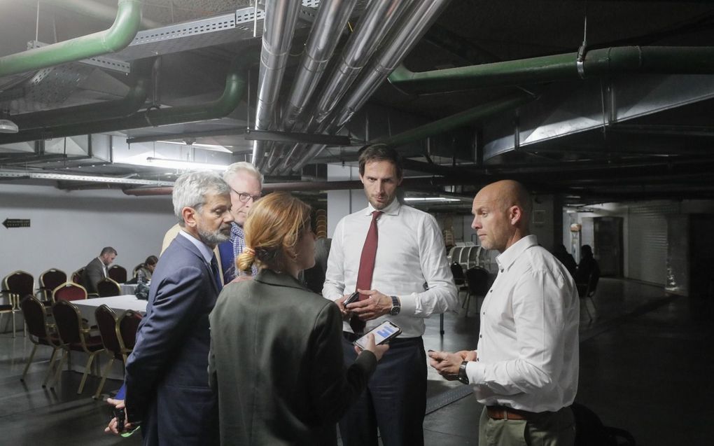 Minister Wopke Hoekstra met zijn delegatie in de schuilkelder in Kiev. beeld EPA, Sergey Dolzhenko