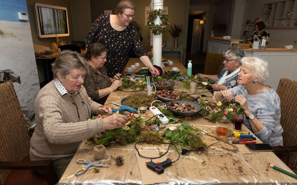 Groenworkshop in De Schelp. V.l.n.r. Paula van Doorn-van der Meijde, Erika Hak, Reineke de weger, Margreet Russcher en Willie Huisman. Op de achtergrond Erika Stark. beeld Martin Droog