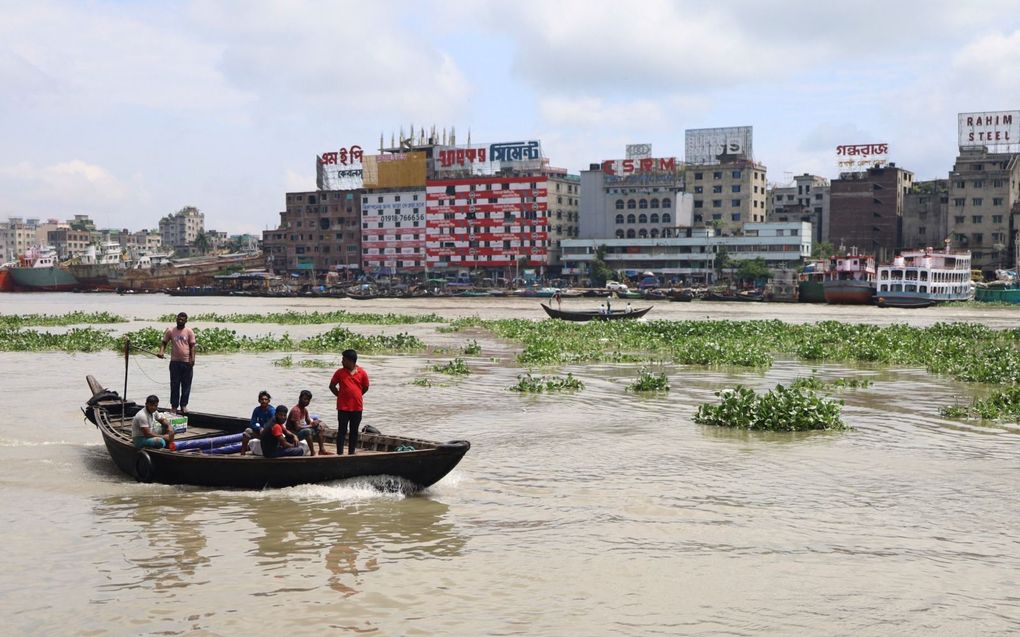 De stad Dhaka, met op de voorgrond de rivier de Buriganga. beeld AFP, Sebastien Berger