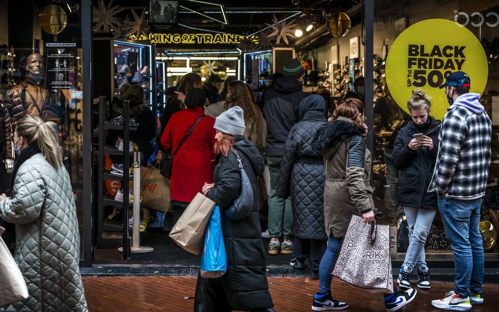 Ook vorig jaar, toen de beperkende coronamaatregelen nog van kracht waren, was het in de winkelstraten druk vanwege Black Friday. beeld ANP, Rob Engelaar