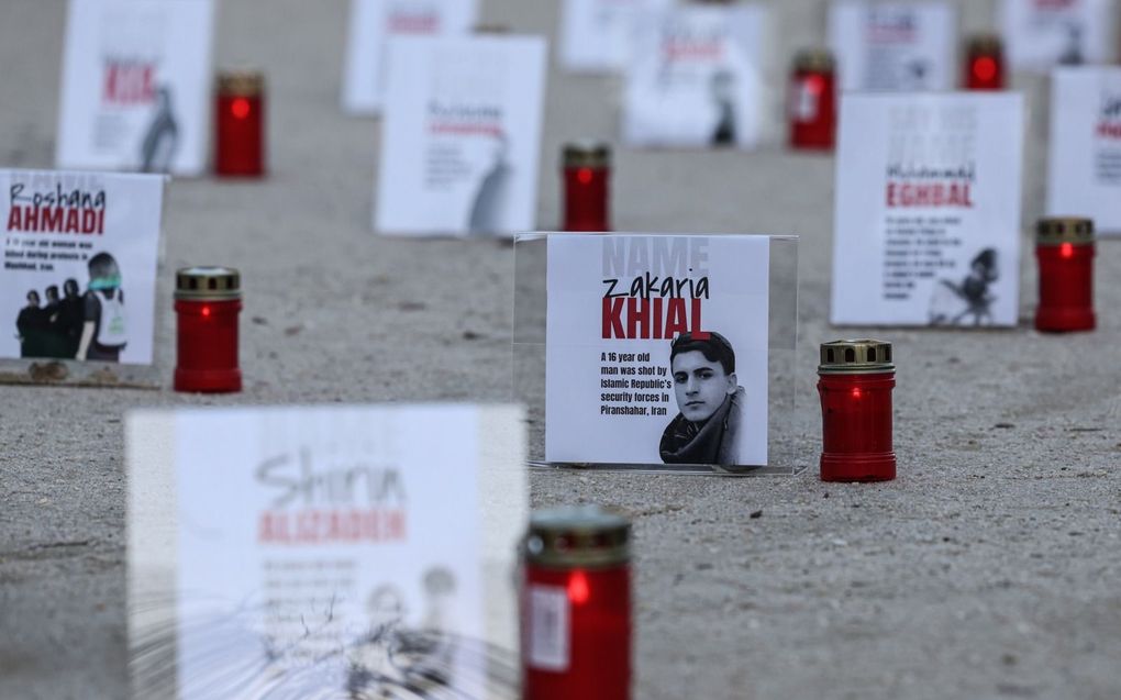 In veel Europese hoofdsteden is de afgelopen weken gedemonstreerd tegen het geweld dat de Iraanse overheid inzet om de binnenlandse protesten de kop in te drukken. Foto: kaarsjes in Lissabon voor de slachtoffers. beeld EPA, Antonio Cotrim