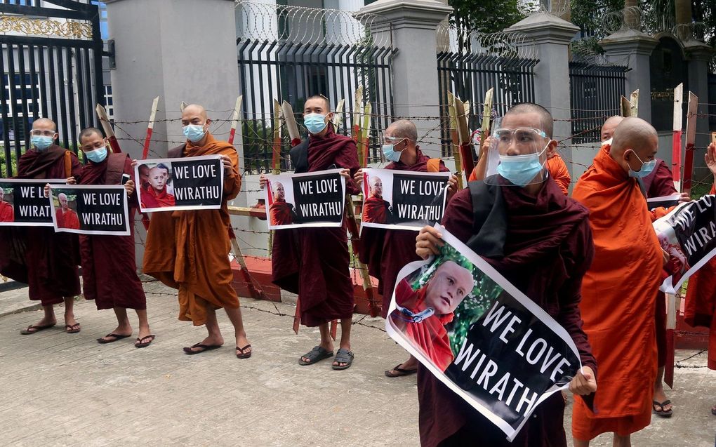 Monniken in Myanmar spreken steun uit voor Ashin Wirathu, een radicale boeddhistische monnik die bekendstaat om zijn haatzaaiende uitspraken. beeld AFP, Sai Aung Main