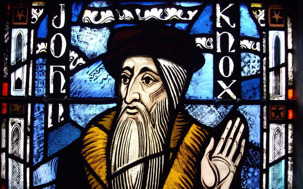 John Knox, afgebeeld in een glas-in-loodraam in de Amerikaanse kerk in Parijs. beeld EMG