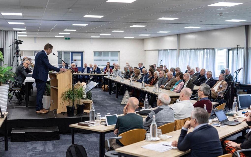 „Volgend jaar verenigen zich de Nederlands Gereformeerde Kerken met de Gereformeerde Kerken vrijgemaakt, maar we zien nu al gebeuren dat dit de verbrokkeling niet stopt.” Foto: gezamenlijke synode van de GKV en de NGK, deze maand in Elspeet. beeld André Dorst.