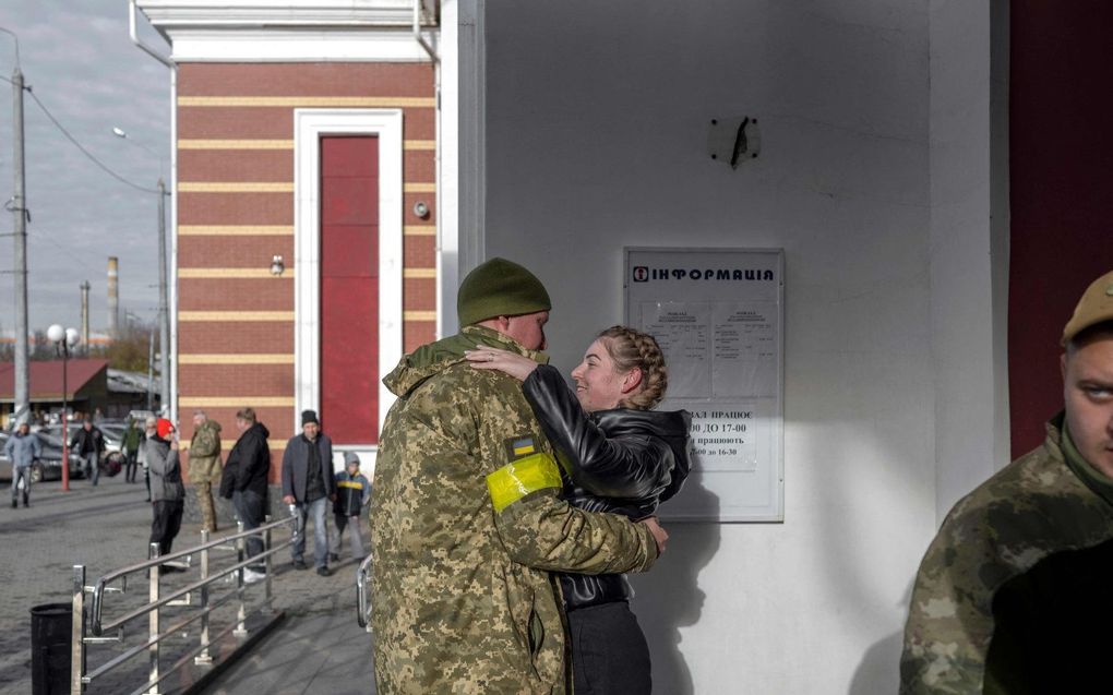 Afscheid op een treinstation in Oost-Oekraïne. beeld AFP, Bulent Kilic