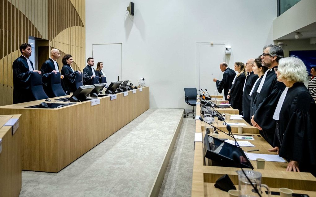De rechtbank onder leiding van voorzitter H. Steenhuis (2e l.) voorafgaand aan de uitspraak in het omvangrijke strafproces over het neerhalen van vlucht MH17. Vier mannen worden vervolgd voor betrokkenheid bij de ramp die alle inzittenden het leven heeft gekost. beeld ANP, Remko de Waal