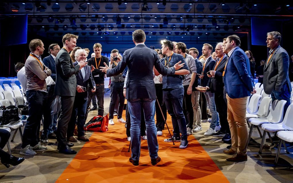 Rutte staat na afloop van het congres de pers te woord. beeld ANP, REMKO DE WAAL