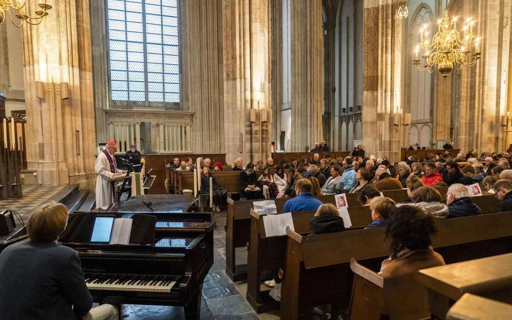 Kerkgangers komen samen tijdens een herdenkingsdienst in de Domkerk vlak voor de openingsceremonie van het WK in Qatar. beeld ANP, JEROEN JUMELET