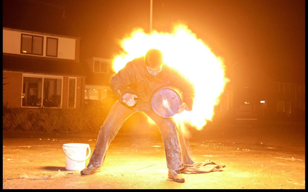 Het daverende geluid van carbidschieten herinnert vluchtelingen aan explosies in oorlogsgebieden. beeld Niek Stam