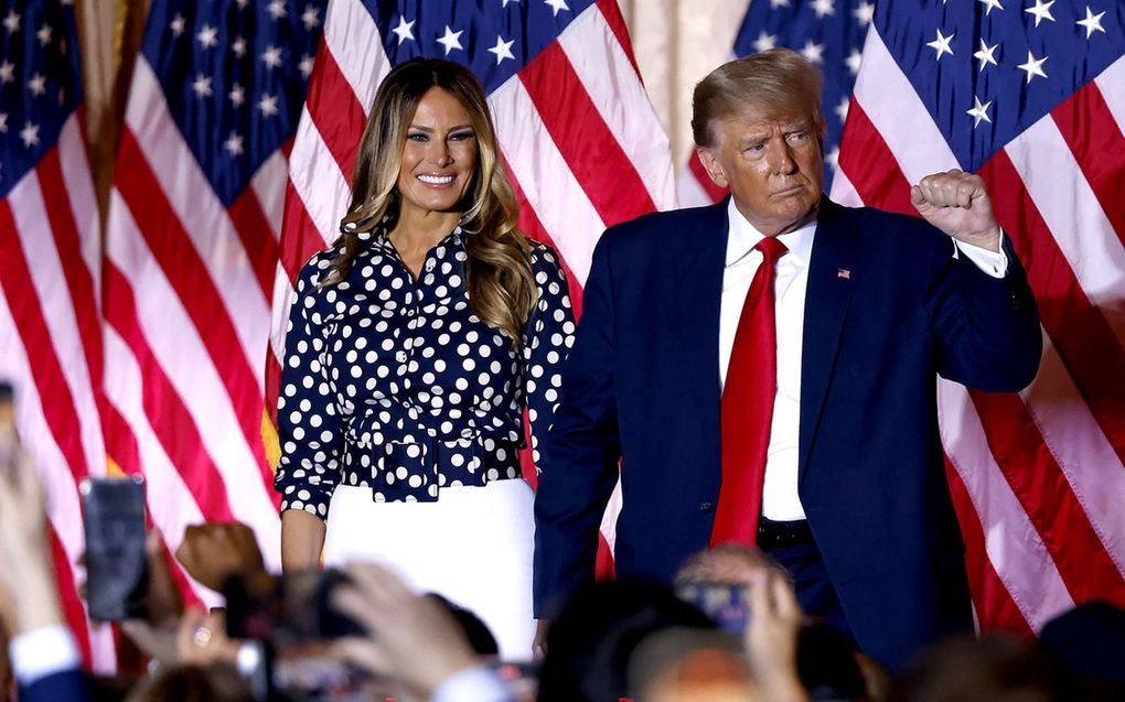 Donald Trump met zijn vrouw Melania arriveren in ­Mar-a-Lago. De aankodiging van de oud-president duurde sommige genodigden te lang. beeld AFP, Alon Skuy