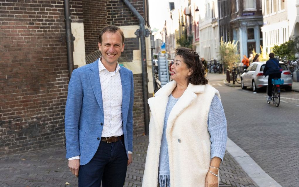 Ds. Dick Wolters en Nana van Dort in de Amsterdamse Jordaan. beeld RD, Anton Dommerholt