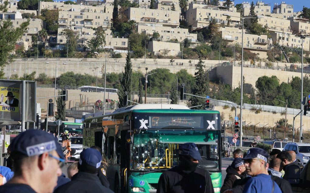 Israëlische veiligheidstroepen verzamelen zich in Jeruzalem na een explosie bij een bushalte waarbij ten minste zeven mensen gewond raakten. beeld AFP, Manehem Kahana