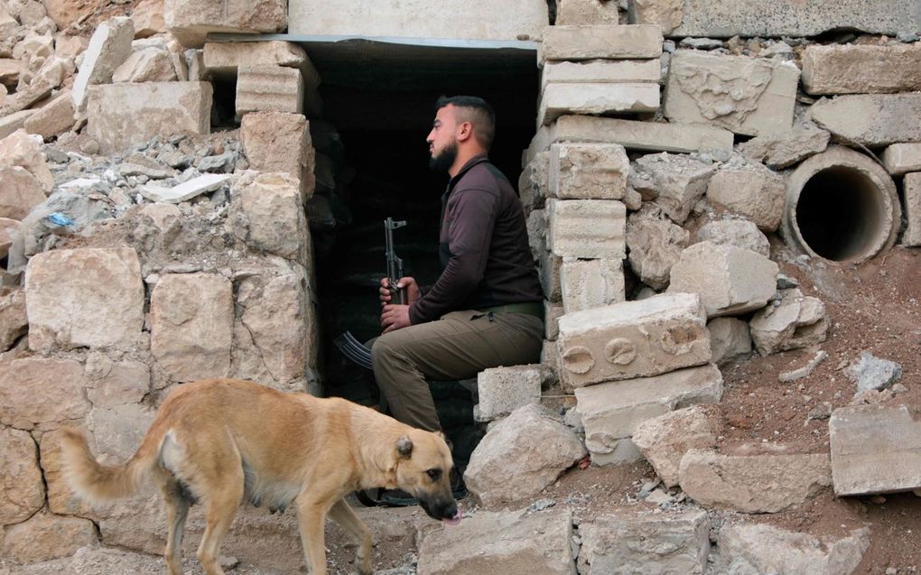 Een door Turkije gesteunde Syrische strijder in Jarabulus, bij de grens met Turkije. beeld AFP, Bakr Alkasem