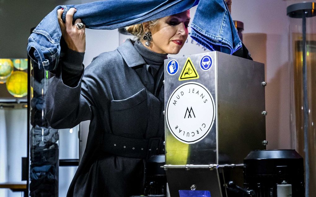 Koningin Máxima bezoekt het duurzame kledingbedrijf MUD Jeans. beeld ANP, Remko de Waal