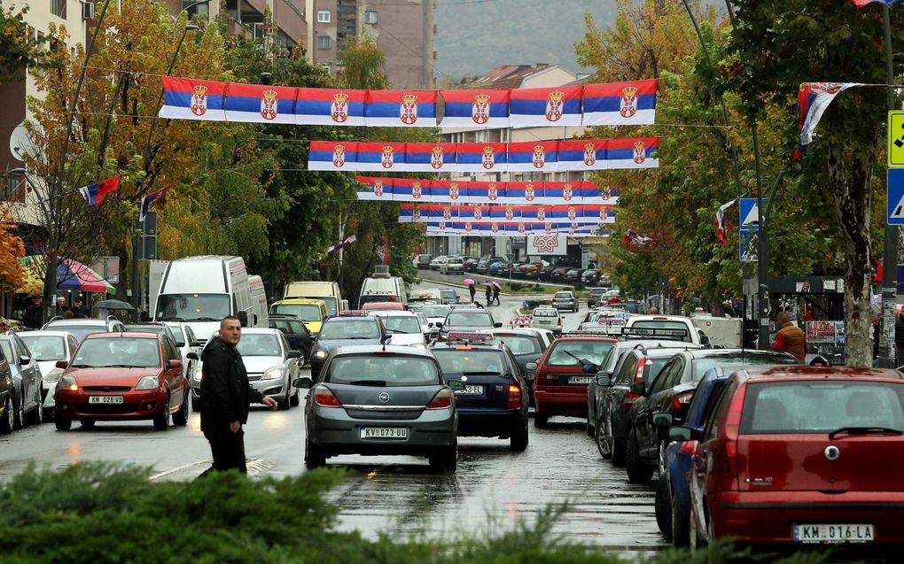 Etnische Serviërs protesteren in het Servische deel van de stad Mitrovica tegen de verplichting om hun auto van Kosovaarse kentekenplaten te voorzien. Ze plakken hooguit de letters van hun nummerbord af. beeld EPA, Djordje Savic