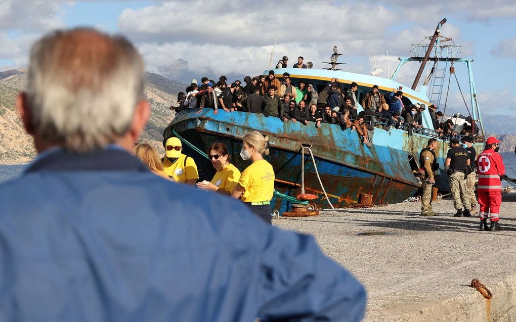 Migranten komen aan op Kreta. beeld AFP, Costas Metaxakis
