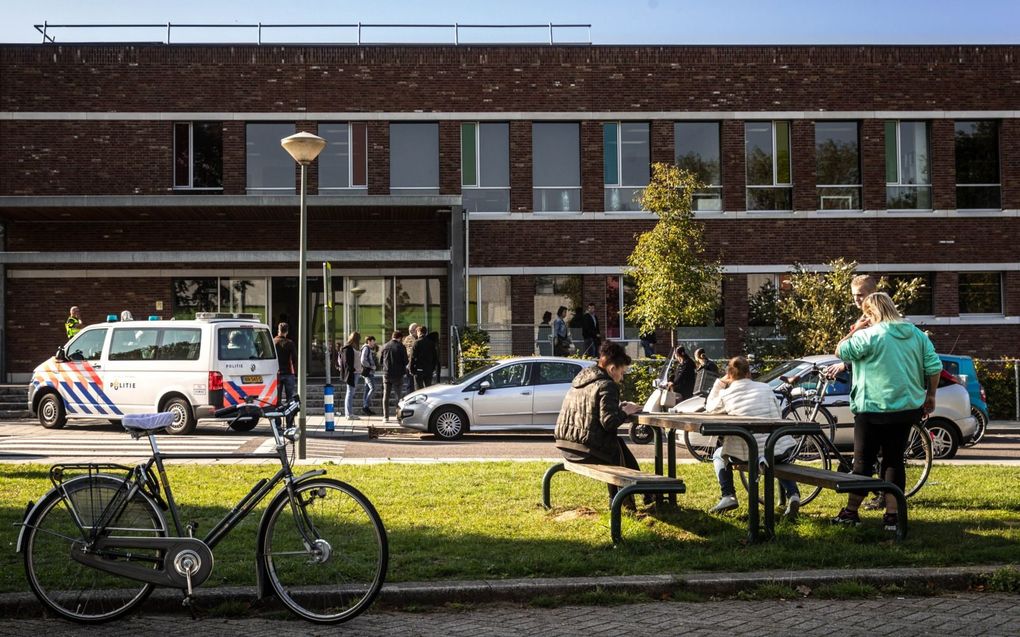 Politie bij een school in Roermond waar een leerling werd opgepakt met een vuurwapen en een bijl. beeld ANP, Rob Engelaar