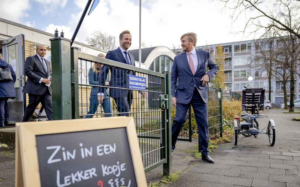 Koning Willem-Alexander en minister Hugo de Jonge (Volkshuisvesting en Ruimtelijke Ordening) bezoeken de Utrechtse wijk Overvecht. beeld ANP, Robin van Lonkhuijsen