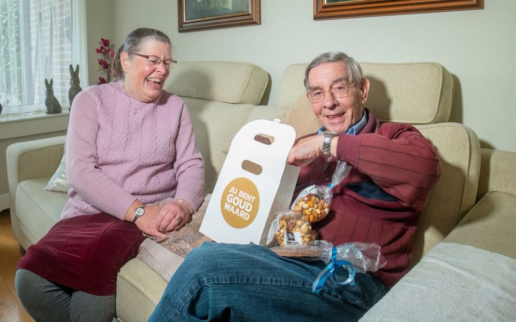 Arlene Lubbers-van der Vliet (l.) geeft haar vader Henk van der Vliet een notenpakket. „Ik vind het fijn om hem blij te zien.” beeld Ruben Schipper Fotografie