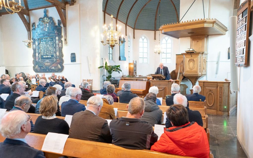 In de Hervormde Kerk te Lexmond vond donderdag een mini-symposium plaats ter gelegenheid van de zeventigste verjaardag van theoloog en emeritus-legerpredikant dr. J. van Eck.  beeld Niek Stam