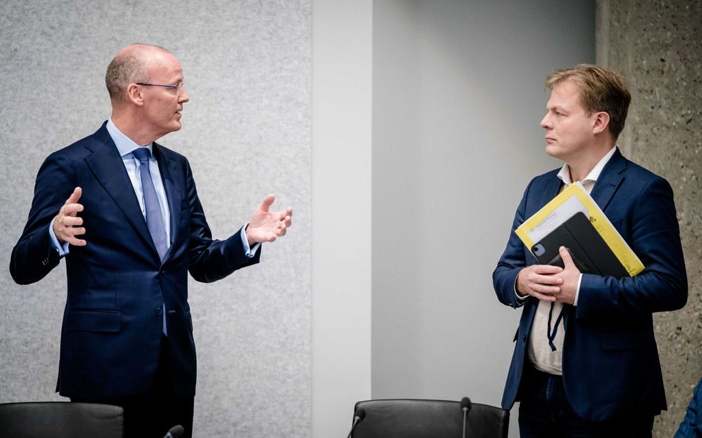 DNB-president Klaas Knot en Kamerlid Pieter Omtzigt voorafgaand aan het gesprek in de Tweede Kamer over de hoge inflatie. beeld ANP, Bart Maat