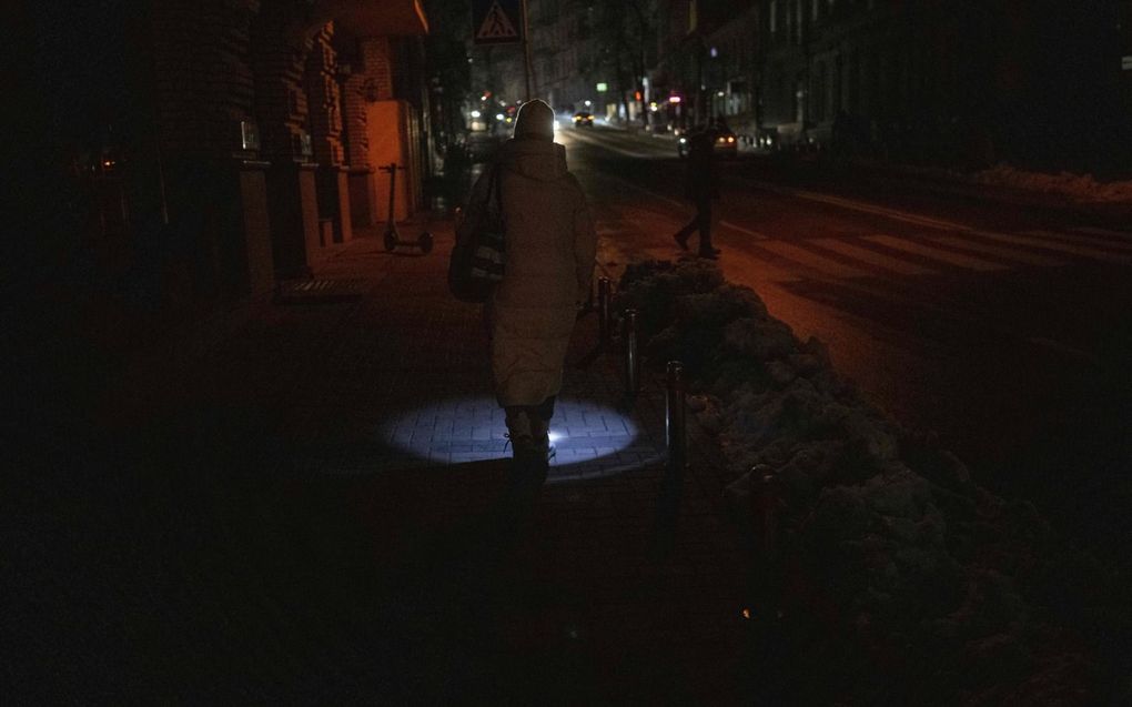Een voetganger loopt door donker Kiev, woensdag. beeld AFP, Bulent Kilic