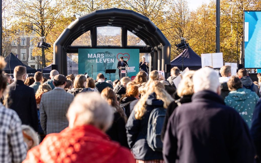 Een journalist van het RD maakt een andere reportage over de Mars voor het Leven dan de even vakkundige NOS-verslaggever. beeld André Dorst